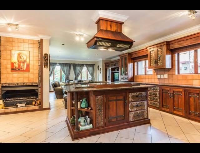 6 BEDROOM HOUSE FOR SALE IN MIDSTREAM ESTATE